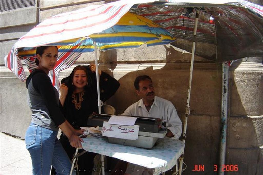06 2006 ORAN ECRIVAIN PUBLIC AU COIN D UNE RUE.jpg